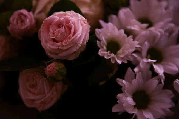 Delikat Blomsterarrangemang Bukett Vita Krysantemum Rosa Rosor Och Grön Inredning — Stockfoto