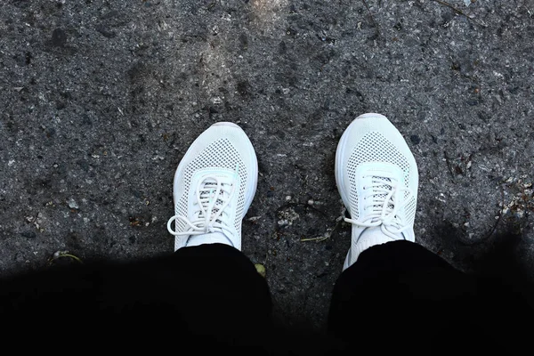 Λευκά Sneakers Στο Έδαφος Lifestyle Μαλακό Φόντο Εστίαση — Φωτογραφία Αρχείου