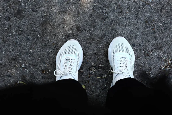 White Sneakers Ground Lifestyle Soft Focus Background — Stock Photo, Image