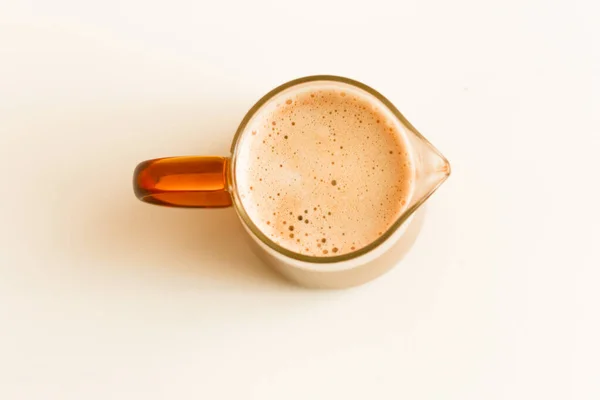 Bebida Café Fresca Cappuccino Com Espuma Fundo Neutro Uma Caneca — Fotografia de Stock