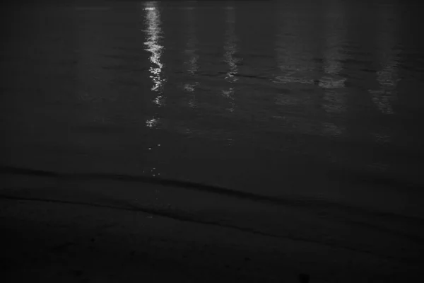 Schittering Van Ondergaande Zon Het Blauwe Zeeoppervlak — Stockfoto