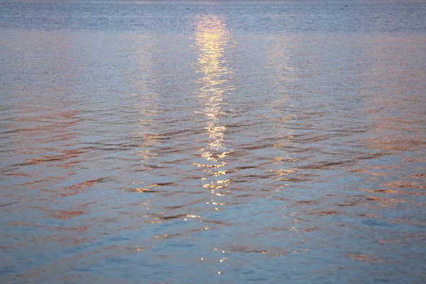 Der Glanz Der Untergehenden Sonne Auf Der Blauen Meeresoberfläche — Stockfoto