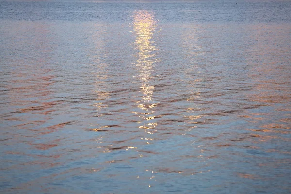 Bagliore Del Sole Tramonto Sulla Superficie Blu Del Mare — Foto Stock