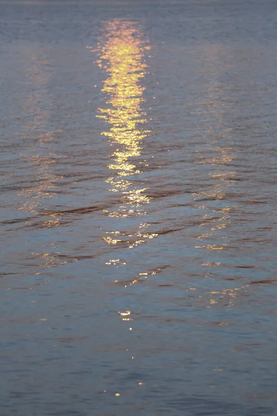 Schittering Van Ondergaande Zon Het Blauwe Zeeoppervlak — Stockfoto