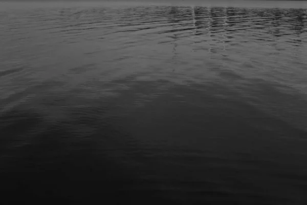 青い海に沈む夕日のまぶしさ — ストック写真
