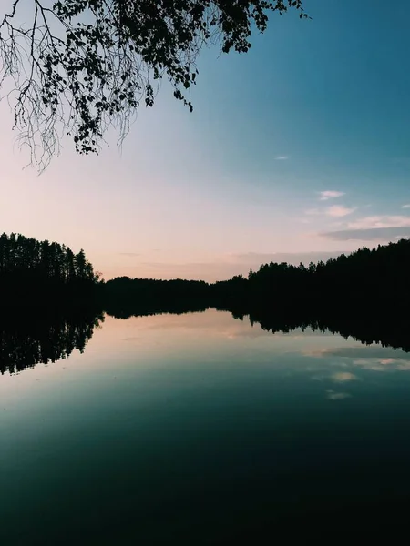 Φυσικό Τοπίο Δάσος Και Λίμνη Στο Ηλιοβασίλεμα — Φωτογραφία Αρχείου