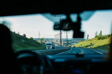 Narin bulutları olan güzel mavi gökyüzü, yazı için bir yer.