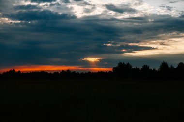 Güzel gün batımı, güneş ufukta batıyor.