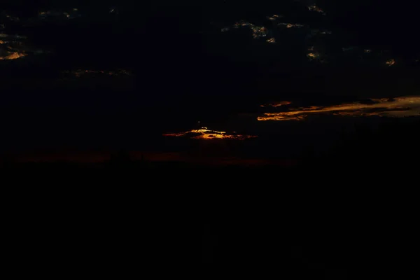 Belo Pôr Sol Sol Está Pondo Sobre Horizonte — Fotografia de Stock