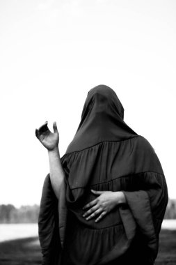 Bornozlu bir kız. Kumaşlı bir adamın vahşi bir fotoğrafı.