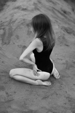 Kumsalda güzel kadın bacakları