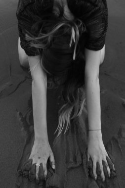 Kadın eli ve deniz kumu.