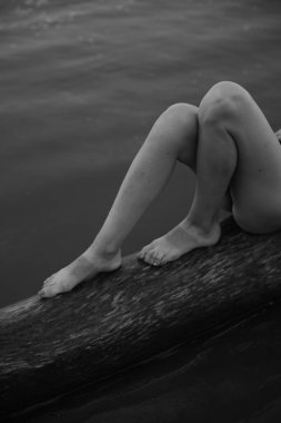 Kumsalda güzel kadın bacakları