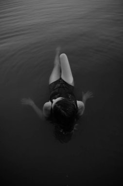 Kadın sırtı, siyah beyaz çerçeve, doğal arka plan, cilt desenleri.