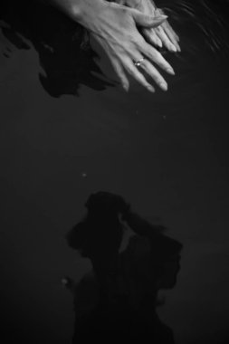 Vücut detayları, kadın elleri doğal dokuya yakın çekim, siyah beyaz fotoğraf yumuşak odak