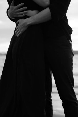 Bir erkek ve bir kadının soyut siluetleri, güneş ışınları vücutlar arasında bulanık bir odak noktası.