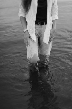 Denizde yürürken, bulanık ve bulanık siyah beyaz film fotoğrafçılığı, vücut parçaları ve su