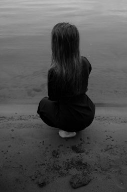 Denizde yürürken, bulanık ve bulanık siyah beyaz film fotoğrafçılığı, vücut parçaları ve su