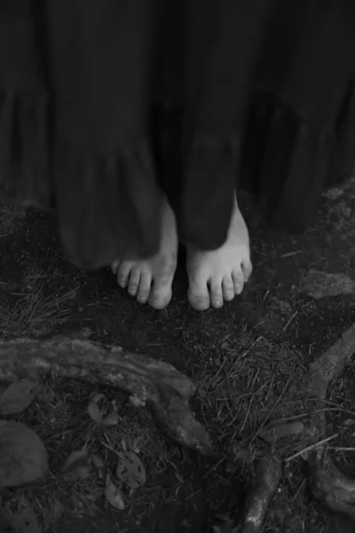 走过森林 美丽的女性腿在地面上 在草丛中 身体细节特写 — 图库照片