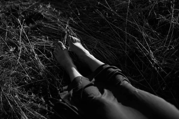 Promenade Dans Forêt Belles Jambes Féminines Sol Dans Herbe Détails — Photo