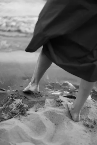 海やぼんやりとした黒と白のフィルム写真体と水の上を歩く — ストック写真