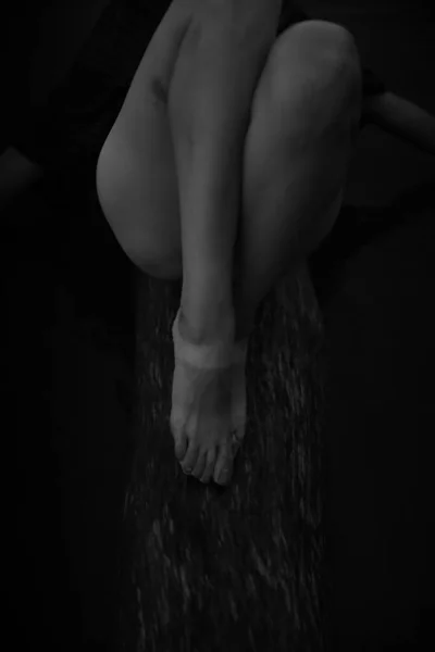 Ходьба Морю Расплывчатая Нечеткая Черно Белая Пленка Части Тела Вода — стоковое фото