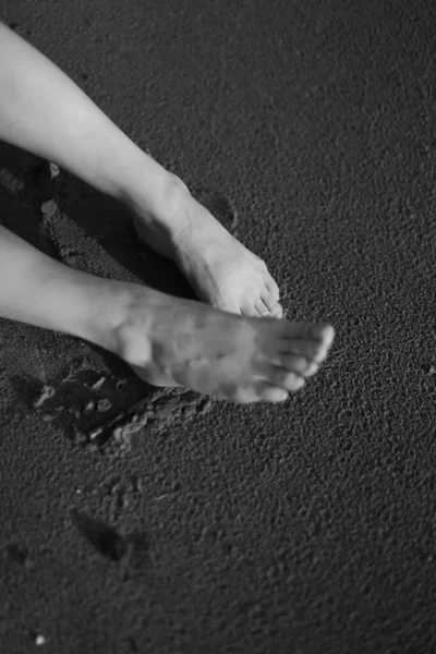 Piękne Kobiece Nogi Piaszczystej Plaży — Zdjęcie stockowe