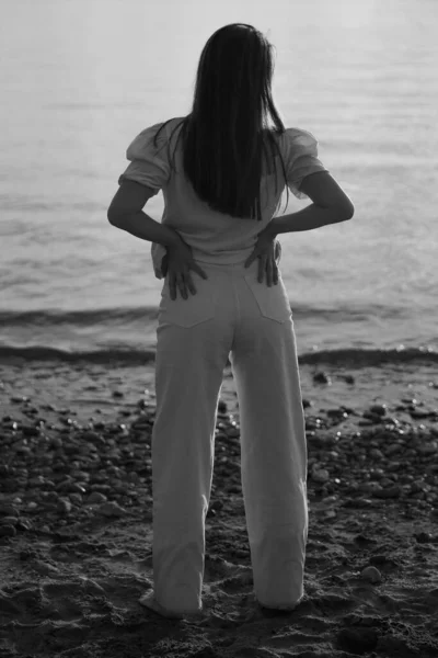一个女人在海边的肖像 黑白相间的美学 走在海边 模糊的背景 — 图库照片