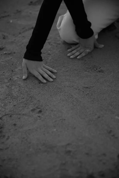 身体の詳細女性の手は自然な質感 黒と白の写真のソフトフォーカスにクローズアップ — ストック写真