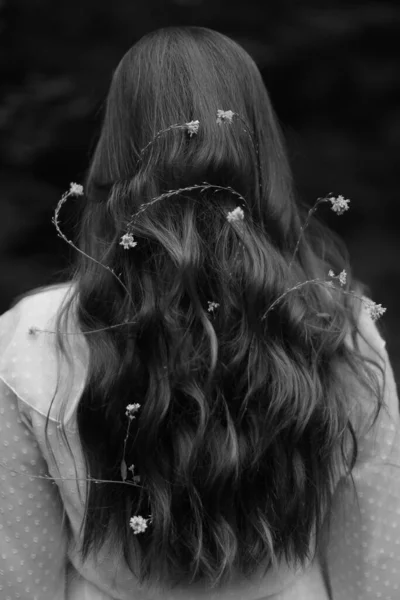 Menina Fadas Com Flores Seu Cabelo Vestido Branco Andando Pela — Fotografia de Stock