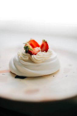 Tatlı tatlı, Pavlov 'un kremalı ve çilekli pastası. Yumuşak odak arkaplanı, metin için bir yer .