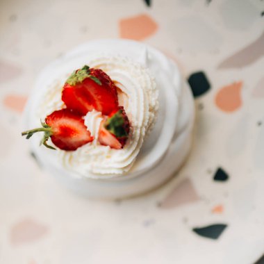 Pavlov 'un açık arkaplanda pastası, kremalı ve çilekli tatlı, üst manzaralı, metin için bir yer.. 