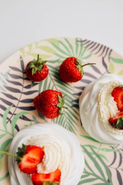 Pavlov 'un açık arkaplanda pastası, kremalı ve çilekli tatlı, üst manzaralı, metin için bir yer.. 