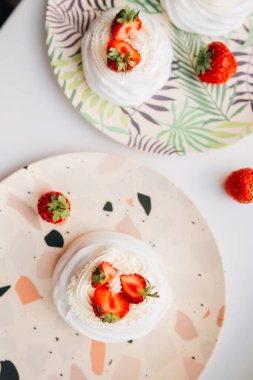 Pavlov 'un açık arkaplanda pastası, kremalı ve çilekli tatlı, üst manzaralı, metin için bir yer.. 