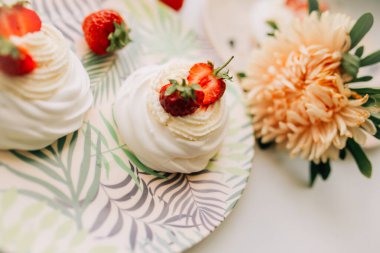 Tatlı tatlı, Pavlov 'un kremalı ve çilekli pastası. Yumuşak odak arkaplanı, metin için bir yer .