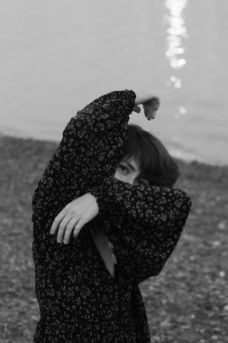 Genç bir kızın bulanık ve bulanık bir film portresi. Bir kadının bulanık ve bulanık fotoğrafı.