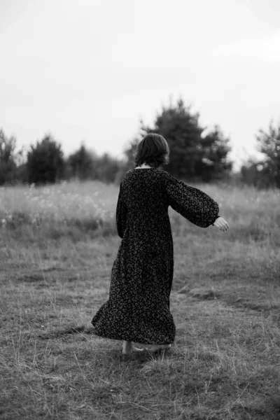 Uma Menina Caminha Campo Uma Foto Preto Branco Verão Passeio — Fotografia de Stock