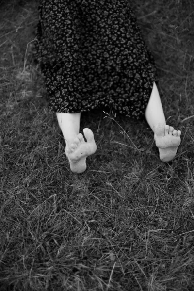 Güzel Kadınların Ayakları Yalınayak Yürüyorlar — Stok fotoğraf
