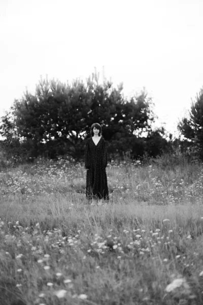 一个女孩在田野里散步 一张夏天的黑白照片 穿着长裙在大自然中散步 — 图库照片