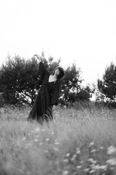 Bir Kız Tarlada Yürüyor Siyah Beyaz Bir Yaz Fotoğrafı Uzun — Stok fotoğraf