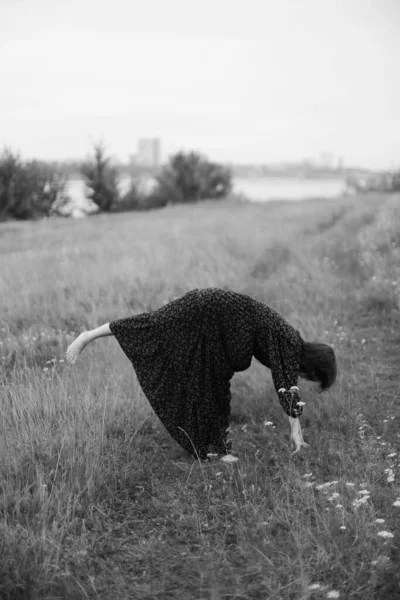 Een Meisje Wandelt Een Veld Een Zomer Zwart Wit Foto — Stockfoto