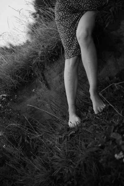 Piedi Delle Belle Donne Camminando Piedi Nudi — Foto Stock