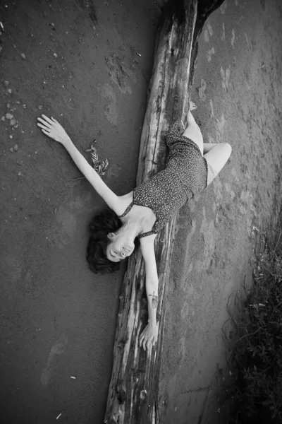 Černobílý Portrét Dívka Pózující Přírodě Umělecké Černobílé Rámy Mlhavé Hlučné — Stock fotografie