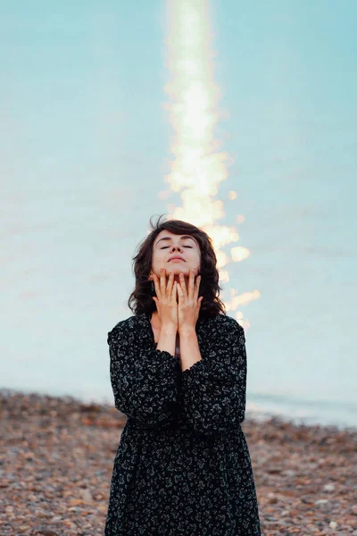 Retrato Cor Uma Menina Praia Pôr Sol Levanta Cabeça Foto — Fotografia de Stock