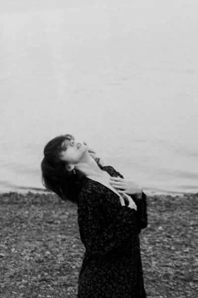 Zwart Wit Fuzzy Film Portret Van Een Jong Meisje Wazig — Stockfoto