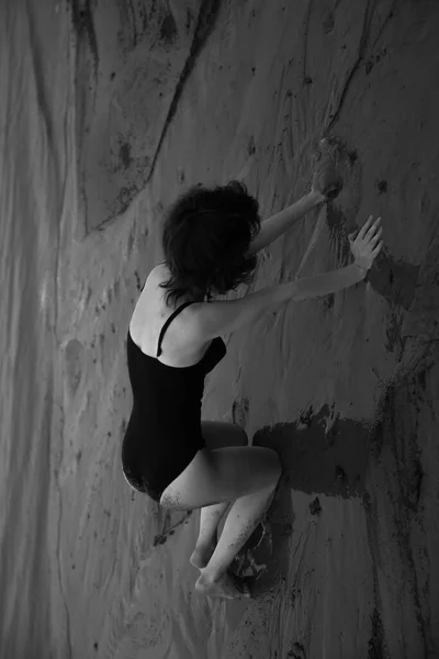 Bir Dansçı Plajda Özgürce Hareket Eder Siyah Beyaz Filmdeki Bir — Stok fotoğraf