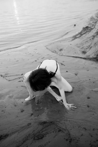 Bailarín Mueve Libremente Playa Rodaje Arte Bailarín Película Blanco Negro —  Fotos de Stock