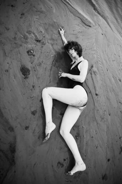 ビーチでダンサーが自由に動き黒と白のフィルムでダンサーの芸術撮影 ビーチで黒いボディスーツの女性が — ストック写真