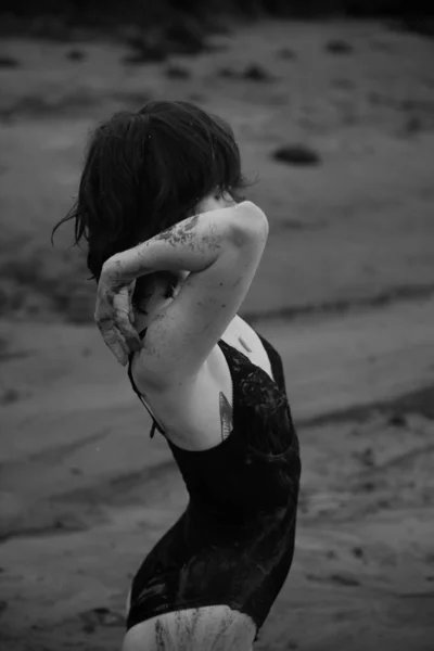 Tanečnice Volně Pohybuje Pláži Umělecké Natáčení Tanečnice Černobílém Filmu Žena — Stock fotografie