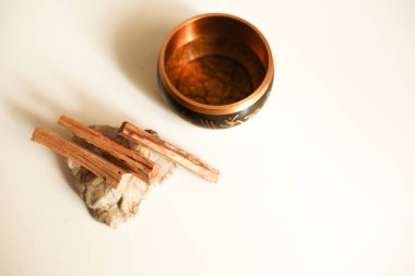 Aromaterapi Palo santo, enerji temizliği, ezoterik nesne, kutsal ahşap, tütsü.